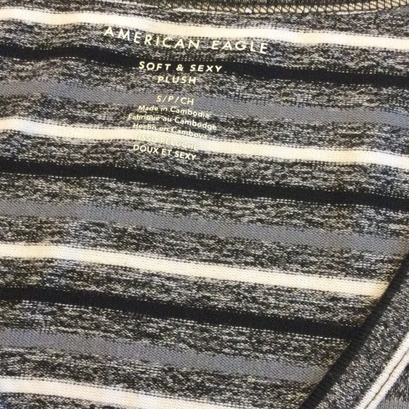 American Eagle women’s plush pullover sweater. - Picture 2 of 6